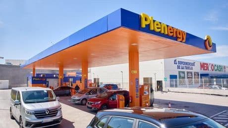 El rey de las gasolineras low cost’ dispara su ambición: Plenergy acelera para irrumpir en el podio español con Repsol y Moeve