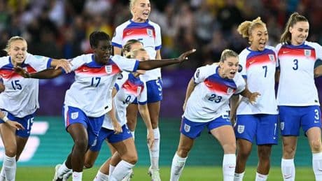 Verrücktes Elfmeterschießen: Schwedische Torfrau verschießt – Titelverteidiger England im Halbfinale