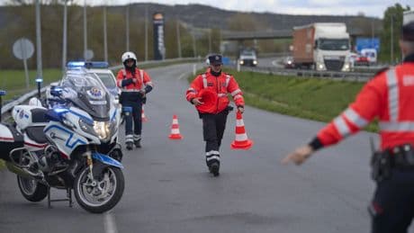Dos ertzainas heridos al ser alcanzado su vehículo por una furgoneta al señalizar una avería en la A-1
