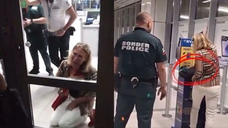 Una pasajera de Ryanair rompe a llorar y golpea el cristal al no poder embarcar con la maleta