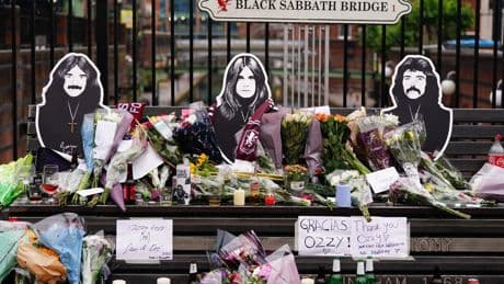 Fans herdenken Ozzy Osbourne wereldwijd met bloemen en muziek