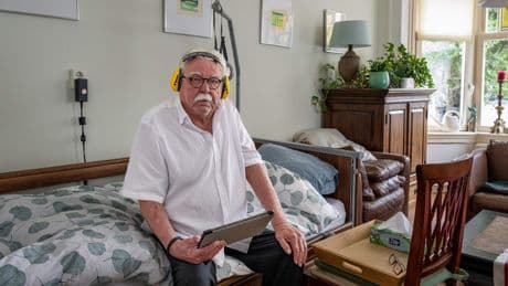 Terminaal zieke Paul (78) opgesloten in ’herriehuis’ door kapotte traplift: ’Ik heb nog een jaar, elke dag is te veel’