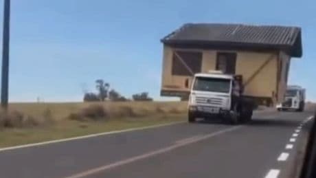 Skurriler Transport durch Brasilien - So darf man aber nicht umziehen!