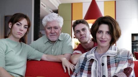 Almodóvar rueda 'Amarga Navidad', un drama sobre la ausencia materna