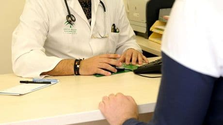 La mayoría de personas con un seguro de salud piensa que la sanidad pública trata mejor los problemas graves