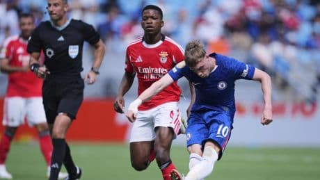 El Chelsea supera al Benfica y a la tormenta para meterse en cuartos