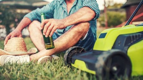 Kurioser Tipp: Warum Sie beim Rasenmähen unbedingt eine Bierflasche dabei haben sollten