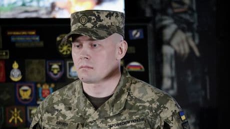 „Held der Ukraine“ entwickelt bahnbrechenden Schutzanzug gegen Drohnen
