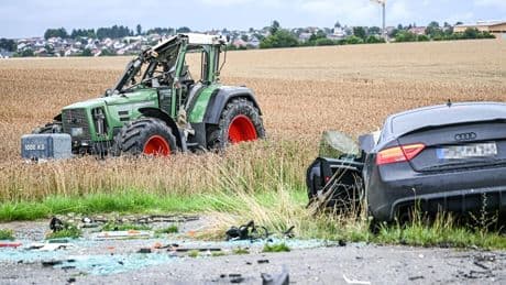 Audi kracht in 9,5-Tonner - Zwei Kinder (4) bei Traktor-Unfall schwer verletzt