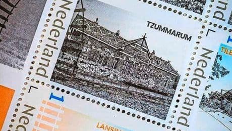 Sandra tekende alle 642 stationsgebouwen in Nederland, haar tien mooiste staan op een postzegel