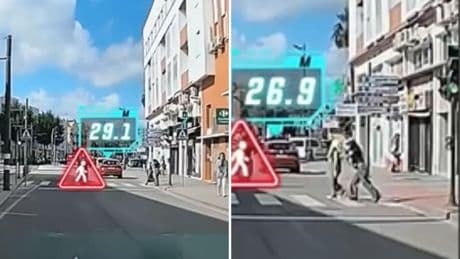 La irresponsabilidad de dos peatones en una calle de Chiclana de la Frontera que casi les cuesta un atropello: “Encima le increpan”
