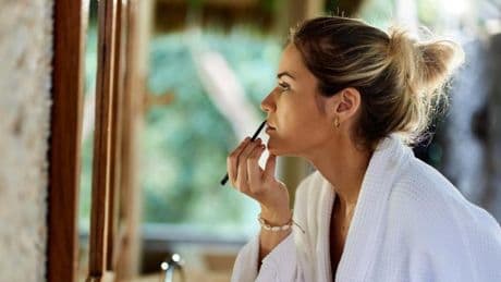 La maquilladora María Borbolla tajante sobre cómo disimular las arrugas de la boca: "Evita los pintalabios con gloss"