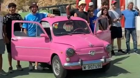 El 'pelotilla' rosa de Lando Norris, con pestañas incluidas, con el que ha causado impacto en Marbella