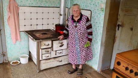 Könnten Sie sich so ein Leben vorstellen? - Anni (89) pfeift auf Heizung und fließendes Wasser