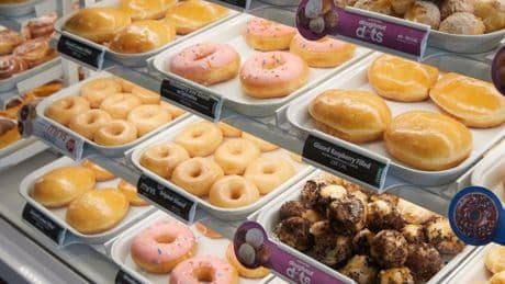 Así es Krispy Kreme, el imperio americano de dónuts hechos en 'Teatros' que llega en octubre a España y prevé abrir 60 locales