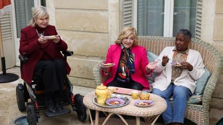 Sur TF1, Nicoletta rejoint la maison de retraite de Kev Adams