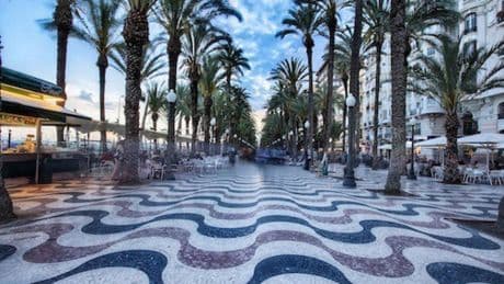 Ingresan a dos personas por golpes y heridas en una pelea en el paseo de la Explanada de Alicante