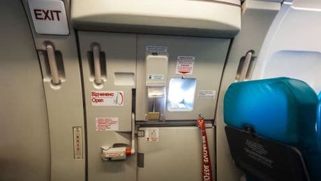 Yolcu çıkış kapısını zorladı, uçak acil iniş yaptı