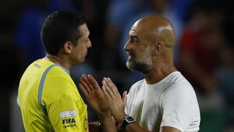 Guardiola perdió los nervios con la debacle del City y se fue corriendo a por el árbitro: "¿Estás de broma?"