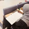 Ophef over hoofddoeken aan ULB nadat professor gesluierde studentes vroeg hun oren te tonen tijdens examen: “Ik vind dit echt onbegrijpelijk”