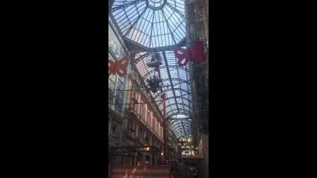 Fiat lux in Galleria Mazzini: le immagini del lampadario che torna al suo posto | Video
