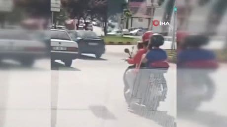 Motosikletle 4 kişilik tehlikeli yolculuk