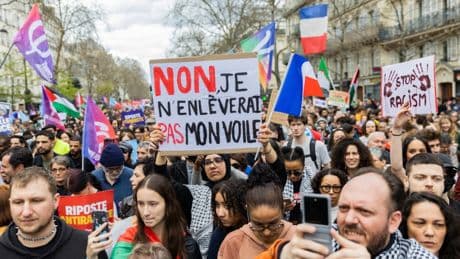 Racisme : passages à l’acte plus violents, responsabilité des politiques… Ce que révèle le rapport de la CNCDH