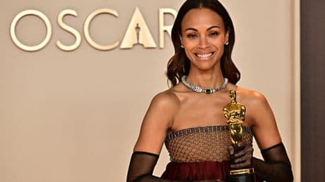 L’actrice Zoe Saldaña chérit son oscar « trans » qui trône dans son bureau