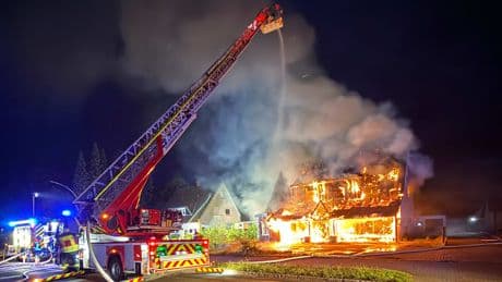 Feuerwehr konnte nichts tun - Hier brennt ein Haus bis auf die Grundmauern ab