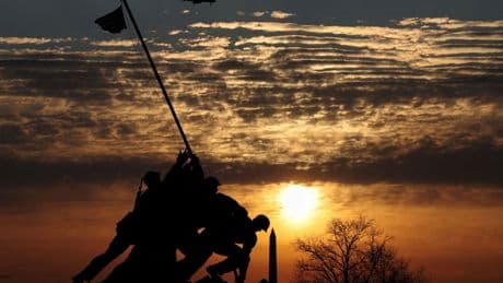 Max Hastings, historiador militar: "Los ejércitos temen ahora que los héroes pasen de moda"