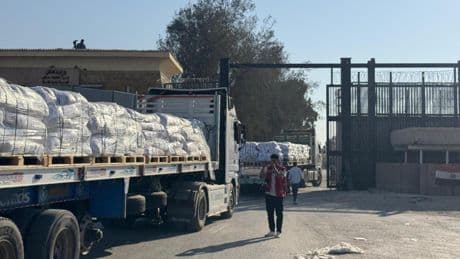 Israel hará una "pausa táctica" diaria para permitir la entrada de ayuda en Gaza: llegan a la frontera los primeros camiones