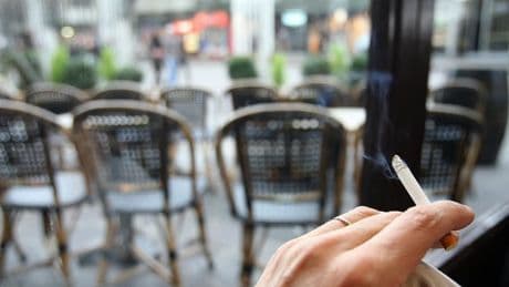 Faut-il interdire la cigarette en terrasse? 7 Français sur 10 y sont favorables