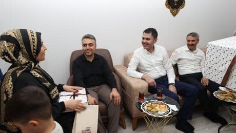 Bakan Kurum evine kavuşan aileye misafir oldu