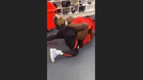 Muskelprotz geht K.o. - Wrestling-Anfall in der Fußball-Kabine