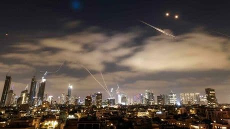 Iran sotto le bombe, cittadini in fuga da Teheran. Contrattacco su Tel Aviv e Haifa: milioni di israeliani nei bunker