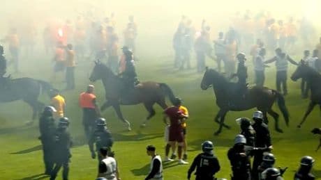 Spiel unterbrochen, Polizei-Pferde auf dem Platz – Dynamo Dresden steigt auf