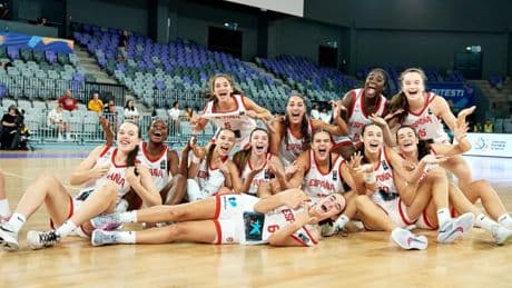 España arrasa a Francia y luchará por las medallas