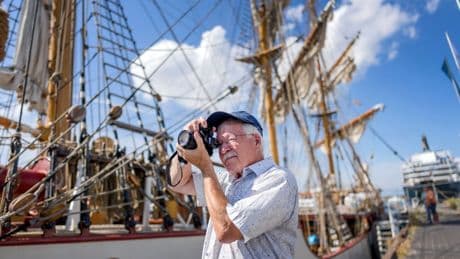 Het 86 meter lange ‘varende visitekaartje’ van Oman koerst tijdens Sail vanuit IJmuiden naar Amsterdam