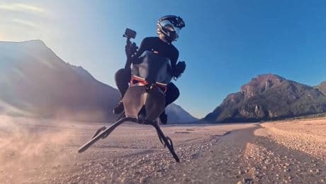 Ni coche ni avión: así es la moto voladora del futuro que alcanza 200 kilómetros por hora