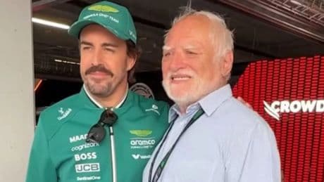 El 'señor del meme' se cuela en el GP de Hungría y saluda a Fernando Alonso: "Hoy seré experto en Fórmula 1"