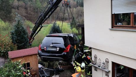 Sie wollte in einer Sackgasse wenden - Rentnerin (88) hinterlässt Schneise der Verwüstung