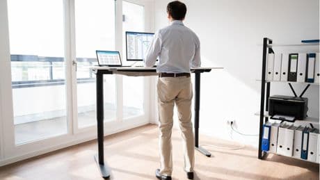 Gesunde Haltung: Weniger sitzen: Wie Sie ein höhenverstellbares Stehpult optimal nutzen