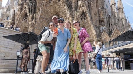 ‘Pacificadores’ y policías para proteger la vida de barrio en la Sagrada Família