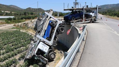 Amasya'da çarpışan tır ile kamyonet tarlaya uçtu: 2 yaralı