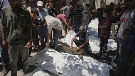 Gaza, raid sui civili in attesa di ricevere aiuti umanitari. Il Papa: "Basta barbarie"