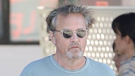Morte di Matthew Perry, il medico confessa: "Gli ho somministrato io la ketamina". Ora rischia 40 anni di carcere