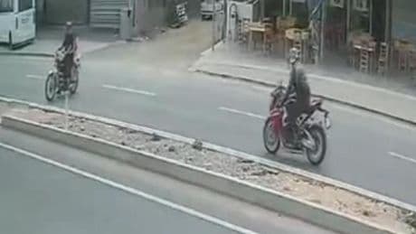 İki motosikletin çarpıştığı kazada sürücülerden biri hayatını kaybetti
