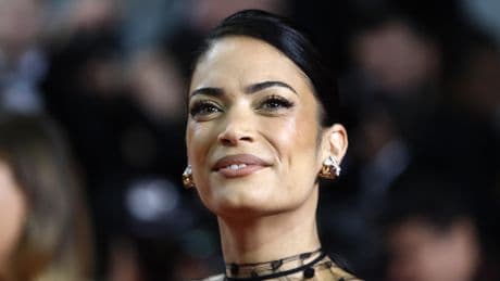 Cannes 2025: Elodie raffinata in nero sul red carpet per il suo debutto al cinema