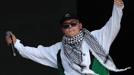Abren una investigación penal contra los grupos Bob Vylan y Kneecap tras los cánticos contra Fuerzas Armadas israelíes en Glastonbury
