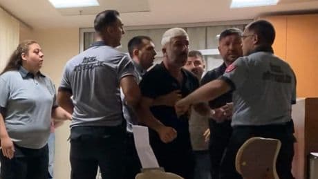 Otomobil ile motosikletin çarpıştığı kaza sonrası yakınları hastanede birbirine girdi: 2 yaralı